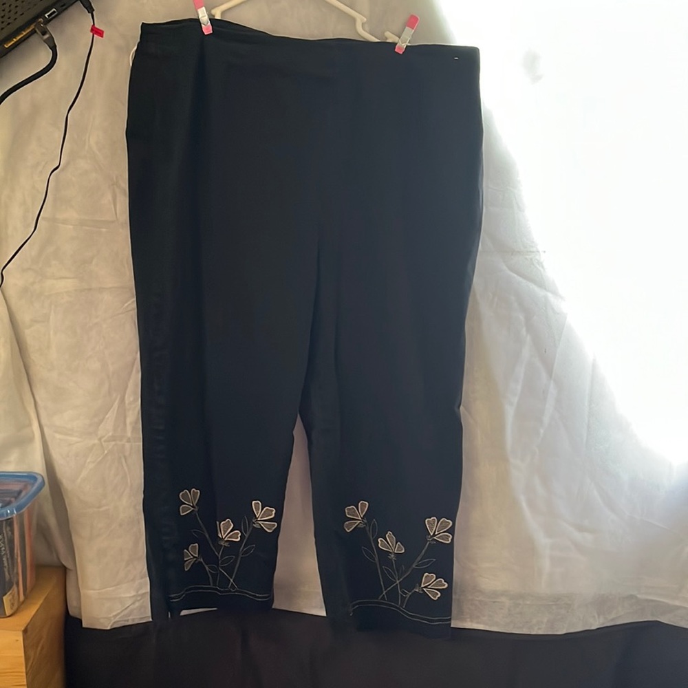 White stag black crop pants with embroidered flowers on legs size 20